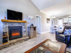uma sala de estar com lareira e televisão em Abrams Retreat at Cades Cove with Mountain Views em Townsend