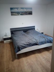1 dormitorio con 1 cama y 2 mesitas de noche en Ferienwohnung im idyllischen Neckartal, en Starzach