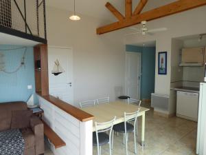 Kuchyň nebo kuchyňský kout v ubytování REF 146 Appartement pour quatre personnes jolie vue Port Crouesty ARZON + 5 fotografií
