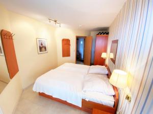 Giường trong phòng chung tại Residenz am Yachthafen, Whg 21 +8 ảnh