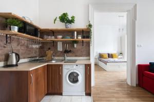 Kuchnia lub aneks kuchenny w obiekcie Discover Krakow Apartments - 3 Rakowicka St - Classic Apartments near Main Station - Netflix
