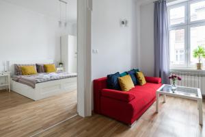 Łóżko lub łóżka w pokoju w obiekcie Discover Krakow Apartments - 3 Rakowicka St - Classic Apartments near Main Station - Netflix
