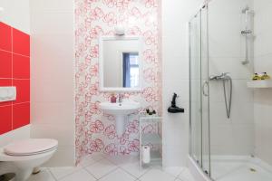 łazienka z umywalką, toaletą i lustrem w obiekcie Discover Krakow Apartments - 3 Rakowicka St - Classic Apartments near Main Station - Netflix w Krakowie