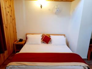 Postel nebo postele na pokoji v ubytování HOTEL DEV CHHAYA
