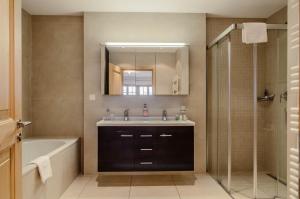 Koupelna v ubytování Chalet La Gioventu - GRIWA RENT AG + 24 fotografií