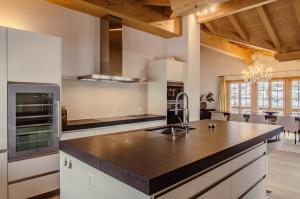 una cucina con lavandino e piano di lavoro di Chalet La Gioventu a Grindelwald