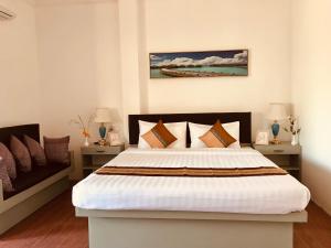 A bed or beds in a room at E-Outfitting Royal Inn Bagan