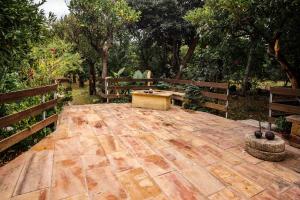 un patio de madera con mesa y banco en Mansion Argyrakiko - 3 bedroom house in Kampos en Chios