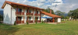 a house with a large yard in front of it at Popasul din Lunca in Pui