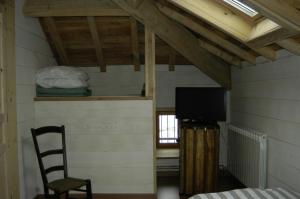 TV a/nebo společenská místnost v ubytování Chambres d'Hotes Au Vieux Logis