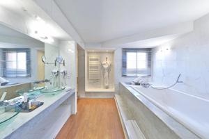 Koupelna v ubytování Bab Hotel + 37 fotografií