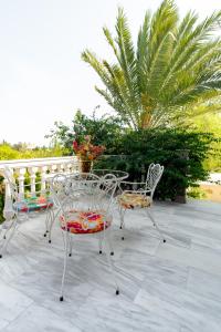2 sillas y una mesa en el patio en Mansion Argyrakiko - 3 bedroom house in Kampos en Chios