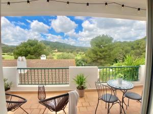 un patio con tavolo e sedie sul balcone. di StayMenorca Redescubre la paz a Son Parc