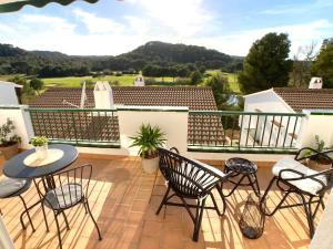 d'une terrasse avec des chaises et des tables sur un balcon. dans l'établissement StayMenorca Escapa a la naturaleza, à Son Parc