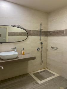 A bathroom at Hotel Rehovot