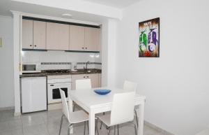 Kuchnia lub aneks kuchenny w obiekcie APCOSTAS Turquesa Playa - Calpe