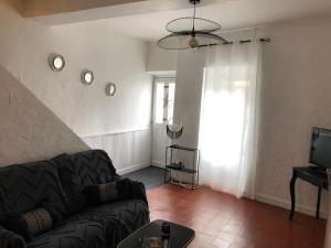 a living room with a couch and a tv at La casa Trivala in Carcassonne