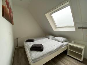 Giường trong phòng chung tại Vakantiewoning Scheldestraat 23 Zoutelande, dicht bij Domburg