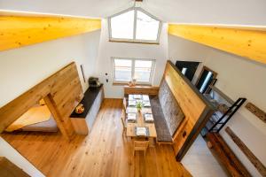 vistas panorámicas a una sala de estar con suelo de madera en Bergblick Apartment en Wald im Pinzgau