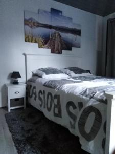- une chambre avec un lit et une peinture murale dans l'établissement Bienvenue au Relais des Meilles, à Caudebec-en-Caux