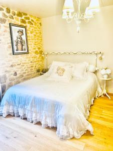 a bedroom with a bed with a teddy bear on it at L'écrin des symes in Simeyrols