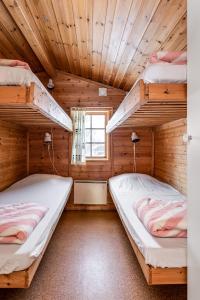 1 Schlafzimmer mit 2 Etagenbetten in einer Hütte in der Unterkunft Hyttgårdens stugby i Huså, Åre kommun in Huså