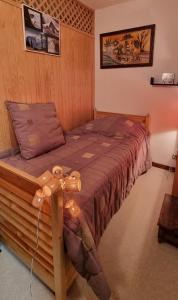 - une chambre avec un lit avec une croix dans l'établissement Vintage chic -central, wifi, mountain view, aux Carroz d'Arâches