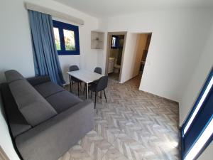 ein Wohnzimmer mit einem Sofa und einem Tisch in der Unterkunft EDEM HOUSE FINIKAS in Loutro