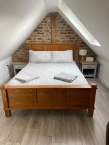 ein Schlafzimmer mit einem Bett mit einem Buch darauf in der Unterkunft The Attic Suite Selsey in Selsey