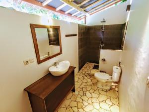 y baño con lavabo y aseo. en Blue Planet Dive Resort en Bira