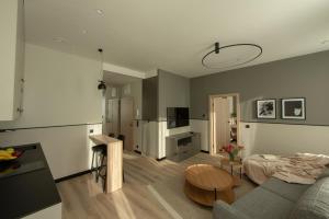 Televízia a/alebo spoločenská miestnosť v ubytovaní Sarnia Point Apartamenty Prestige