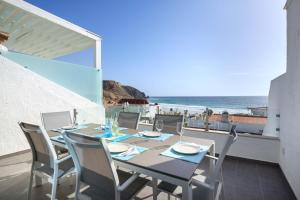 comedor con mesa y vistas al océano en Beco Do Poço, en Luz
