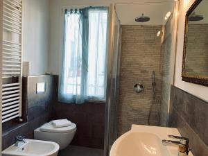 een badkamer met een wastafel, een toilet en een douche bij Appartamenti Sant Andrea in Levanto