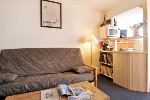 un salon avec un canapé et une table basse dans l'établissement LA PLAGNE Appartement 2 pièces 30m² à BELLE-PLAGNE, à La Plagne Tarentaise