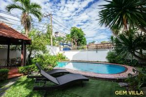 Afbeelding uit fotogalerij van GEM VILLA 10 - 5 Bedroom, 6 Bathroom, Big Pool, Big Garden in Ho Chi Minh-stad