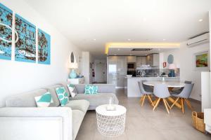 ein Wohnzimmer mit einem Sofa und einem Tisch in der Unterkunft Waterside 3 Bedroom Sea view in Luz