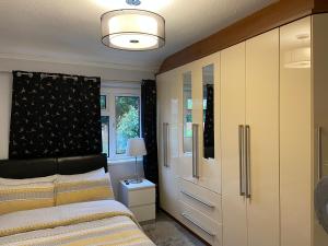Ένα ή περισσότερα κρεβάτια σε δωμάτιο στο Aylesbury Manor