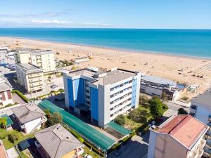 vista aerea su una spiaggia e su un edificio di Columbus Vista Mare a Bibione