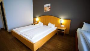 Postel nebo postele na pokoji v ubytování Hotel SunParc - SHUTTLE zum Europa-Park Rust 4km & Rulantica 2km