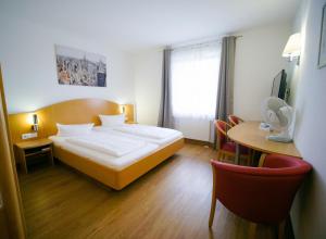 Postel nebo postele na pokoji v ubytování Hotel SunParc - SHUTTLE zum Europa-Park Rust 4km & Rulantica 2km