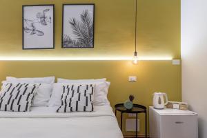 ein Schlafzimmer mit einem Bett mit vier Bildern an der Wand in der Unterkunft Brand new guest room with Wi-Fi in the city center in Triest