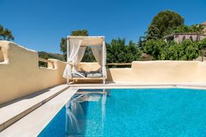 Бассейн в Verekinthos Villa, a Fine Country Retreat, By ThinkVilla или поблизости