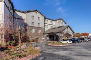 a hotel with a car parked in a parking lot at Comfort Inn Bentonville - Crystal Bridges in Bentonville