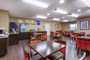 un comedor con mesas y sillas en un restaurante en Comfort Inn & Suites en Los Alamos