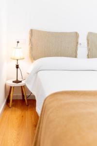 sypialnia z łóżkiem i lampką na stole w obiekcie Apartamento Rural New Folch II w mieście Morella