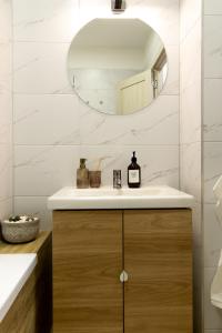 a bathroom with a sink and a mirror at Wanderer Center in Debrecen