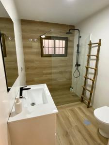 Un baño con lavabo blanco y ducha. en San Juan Beach, White House, en El Campello