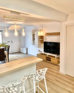Una cocina y una sala de estar con mesa y sillas. en San Juan Beach, White House, en El Campello