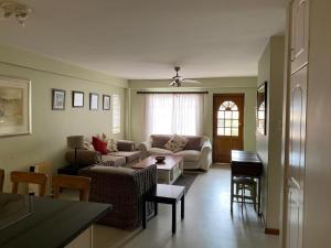 ein Wohnzimmer mit einem Sofa und einem Tisch in der Unterkunft ALL SAINTS ON ROBERTS in Pietermaritzburg