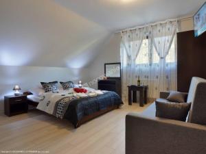 ヴィスワにあるWilla Amarettoのベッドルーム1室(ベッド1台、椅子、ソファ付)